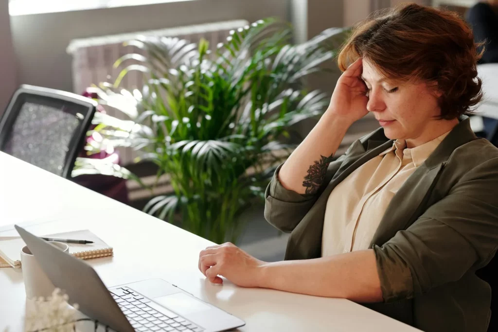 Surmenage au travail et mal de tête dans le lien psychosomatique.
